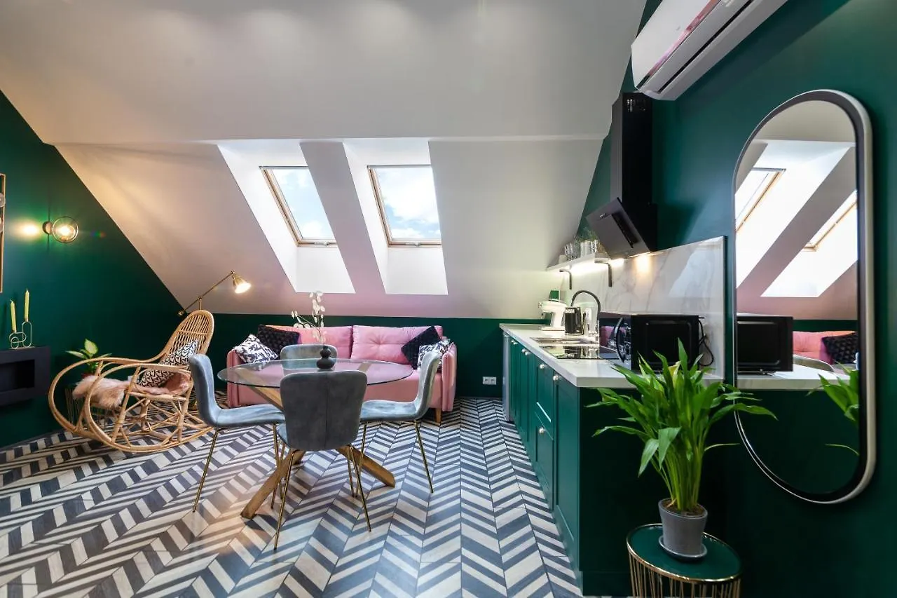 Luxurious Flat Near Opera Theatre-Self Check-In & Netflix Apartment Lviv Ukraine