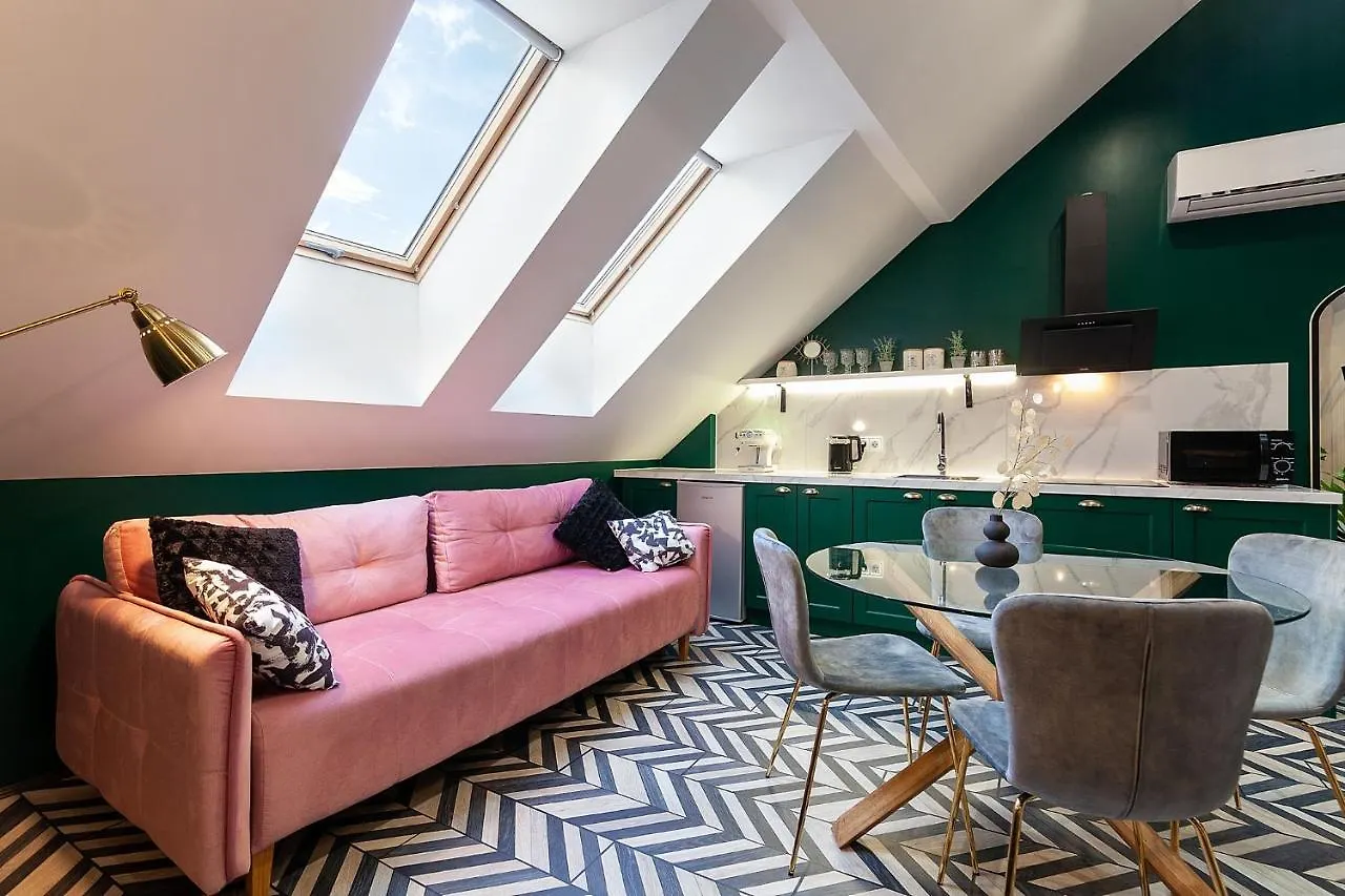 Luxurious Flat Near Opera Theatre-Self Check-In & Netflix Apartment Lviv